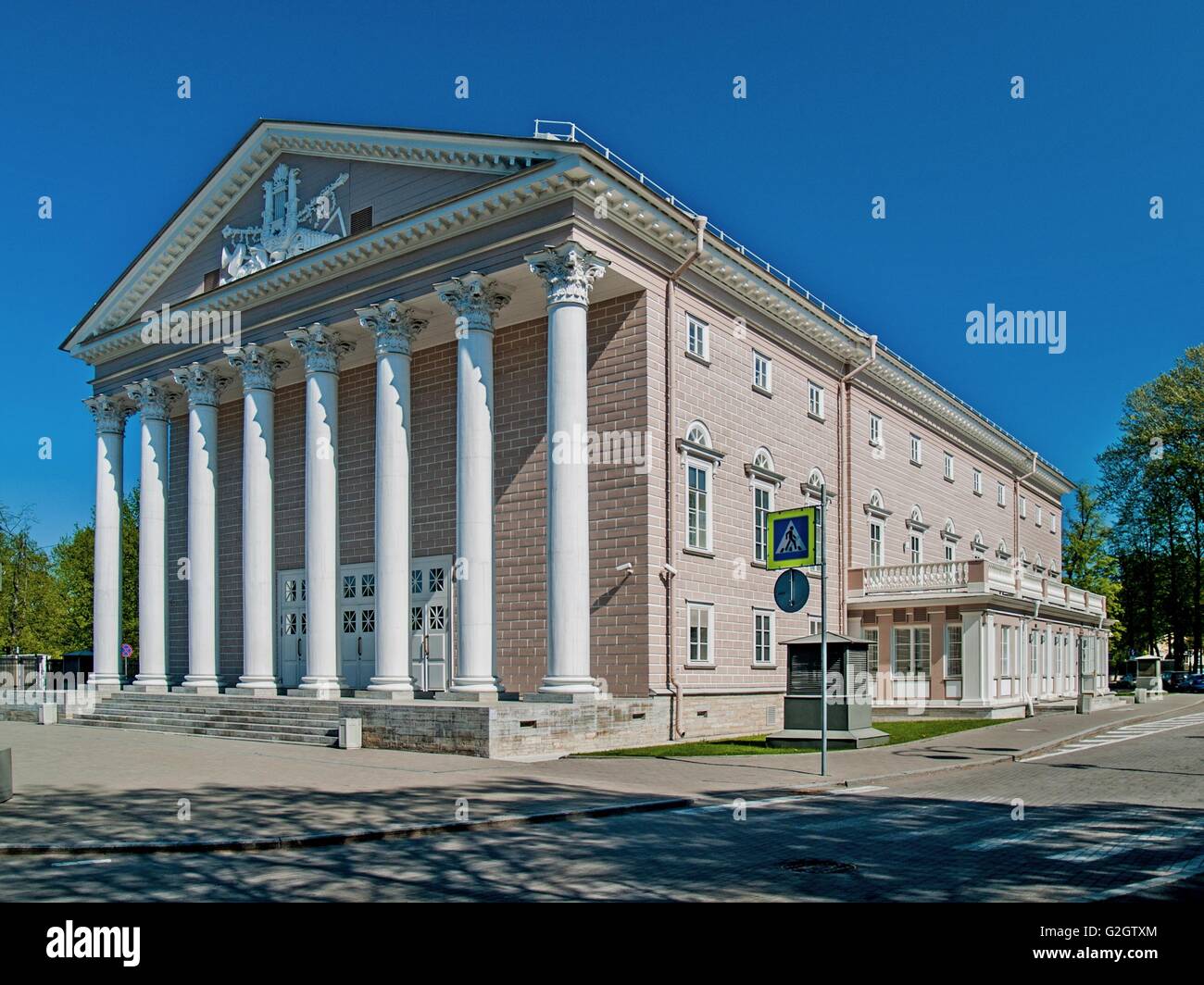 Città del teatro sul quadrato su una soleggiata giornata di primavera Foto Stock