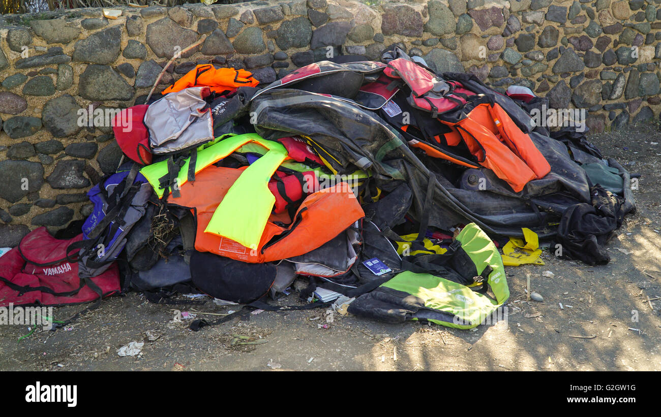 Lesbo, Grecia - 10 Ottobre 2015: abbandonati giubbotti di salvataggio sulla riva Foto Stock