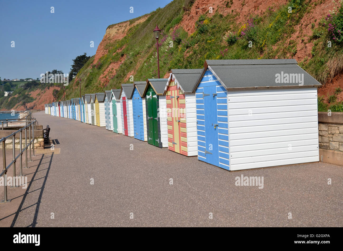 Cabine sulla spiaggia, a Seaton nel Devon, sul litorale Giurassico Foto Stock