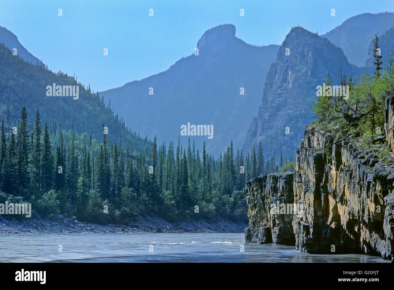 Profondi canyon sul fiume Nahanni del Mackenzie Montagne Parco Nazionale Nahanni Northwest Territories Canada Foto Stock