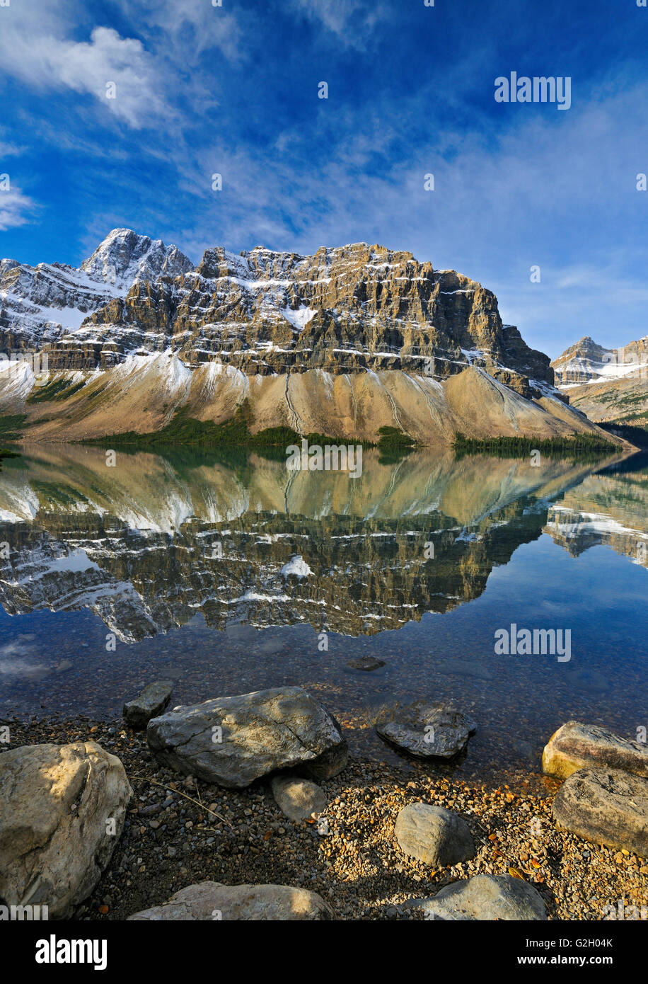 Arco lago e montagna Crowfoot in autunno. Icefields Parkway. Il Parco Nazionale di Banff Parco Nazionale di Banff Alberta Canada Foto Stock