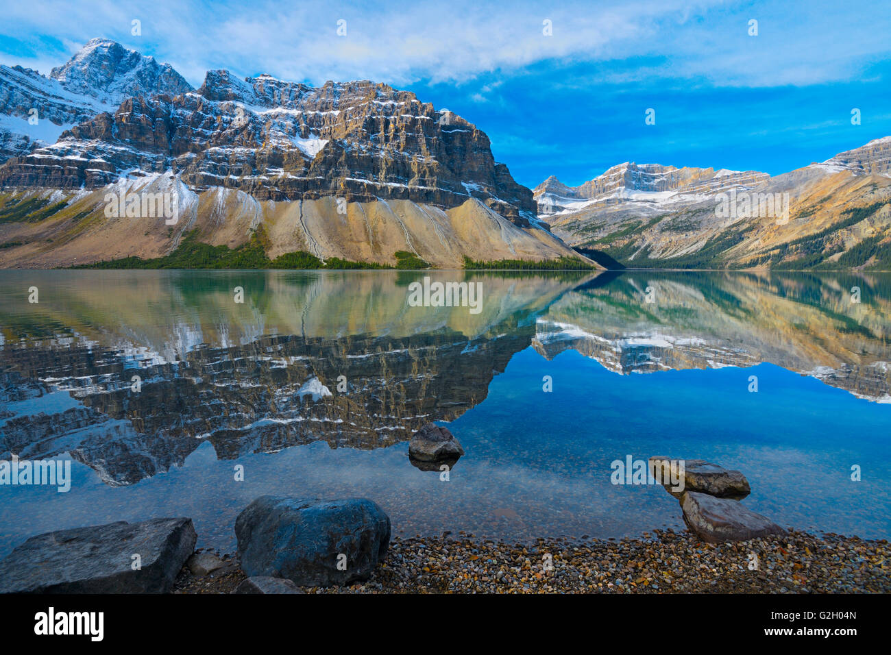 Arco lago e montagna Crowfoot nelle Montagne Rocciose Canadesi il Parco Nazionale di Banff Alberta Canada Foto Stock