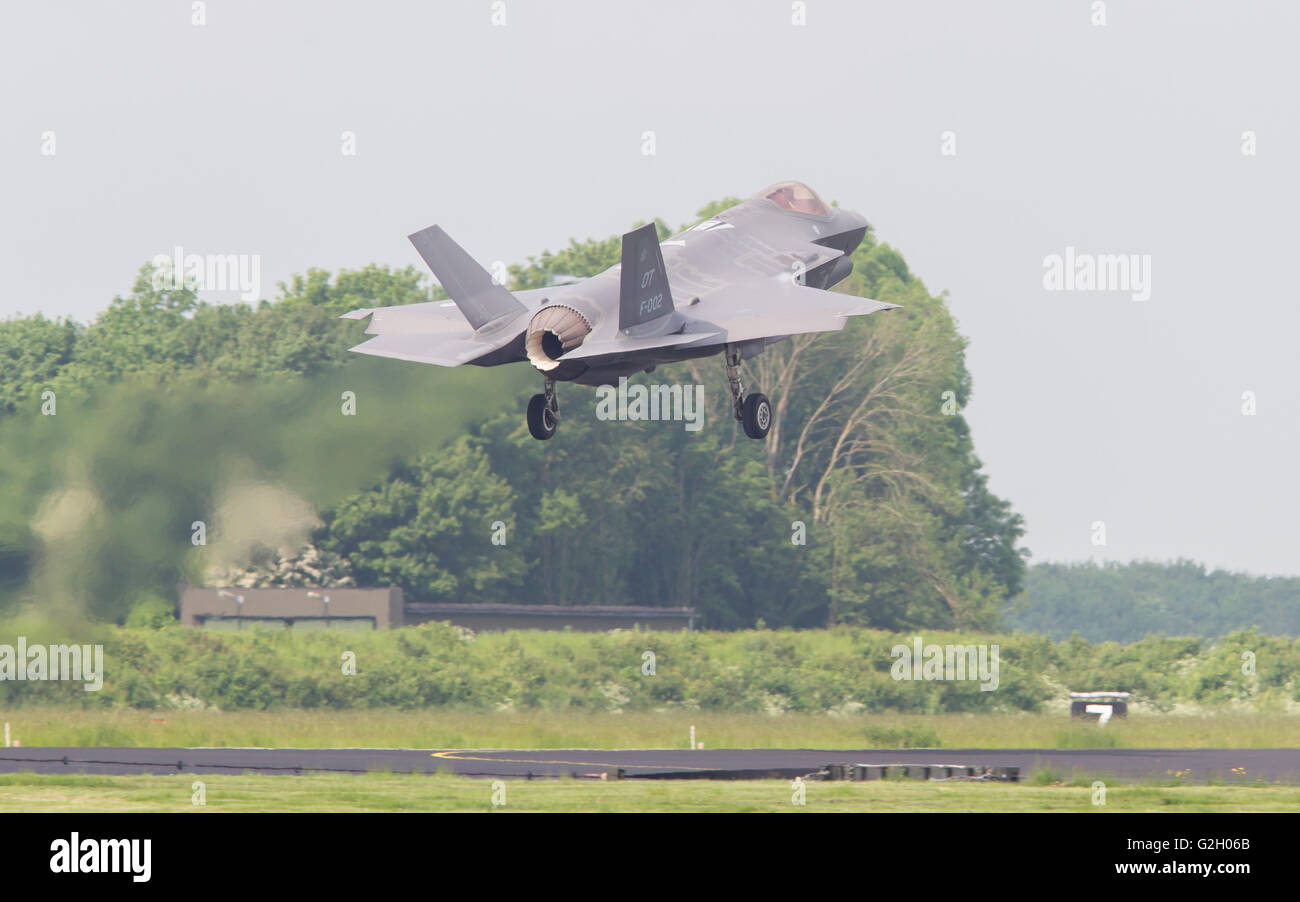 LEEUWARDEN, Paesi Bassi - 26 Maggio: F-35 fighter durante il suo primo test in Europa il 26 maggio 2016 in Leeuwarden. È il mondo Foto Stock