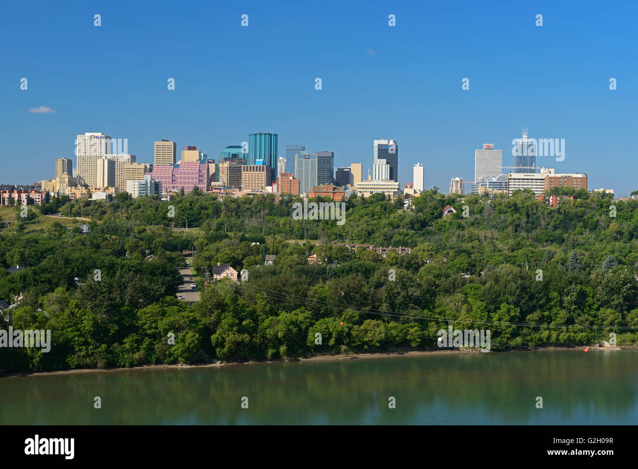 Lo skyline di Edmonton e a nord del Fiume Saskatchewan cercando westerly Edmonton Alberta Canada Foto Stock