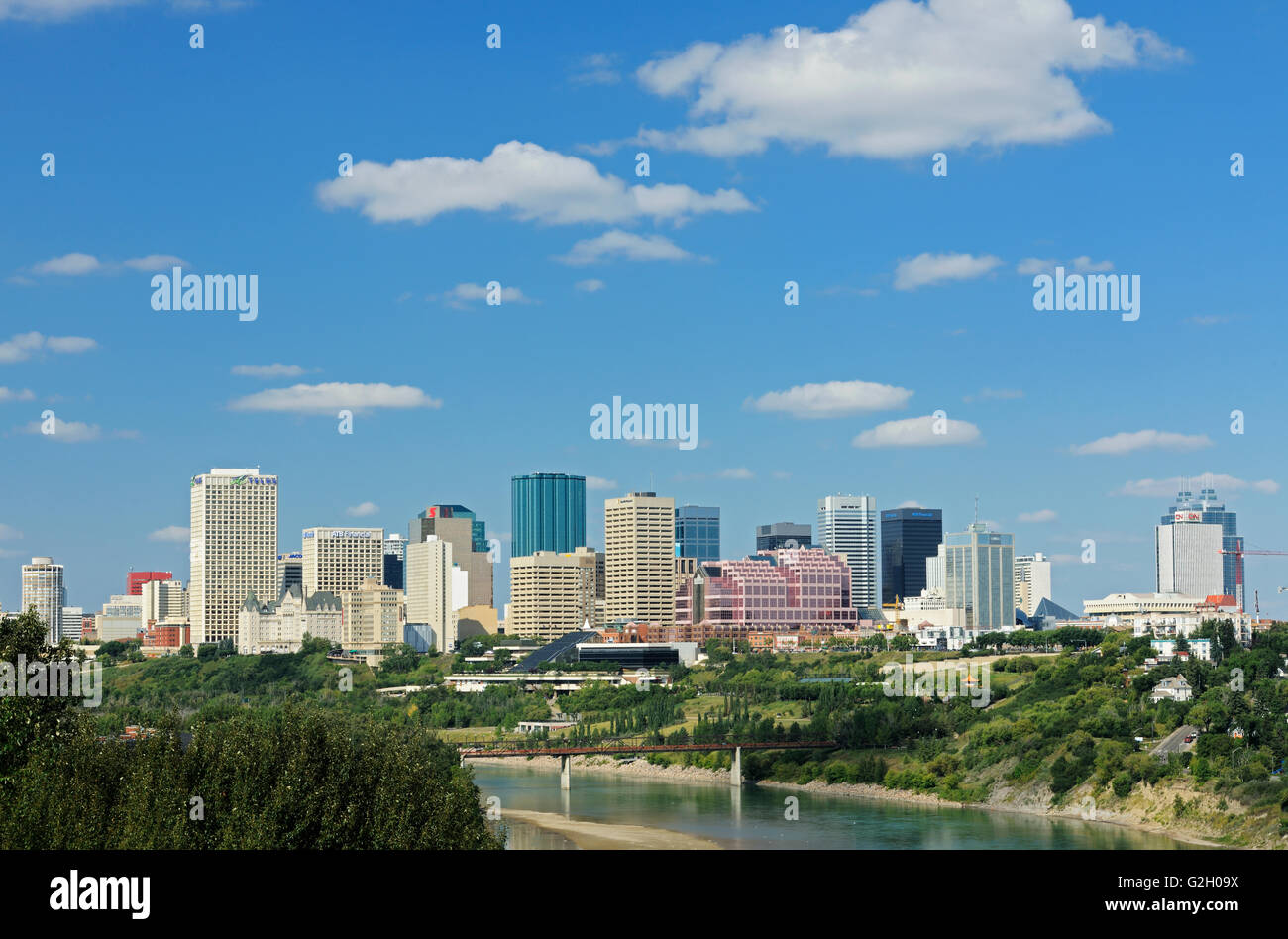 Lo skyline di Edmonton e a nord del Fiume Saskatchewan cercando westerly Edmonton Alberta Canada Foto Stock