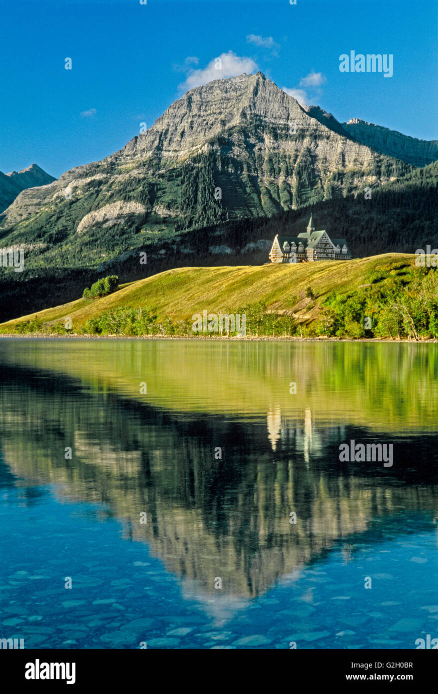 Il principe del Galles Hotel riflessa nella parte superiore del lago di Waterton Canadian Rockies sullo sfondo parco nazionale dei laghi di Waterton Alberta Canada Foto Stock