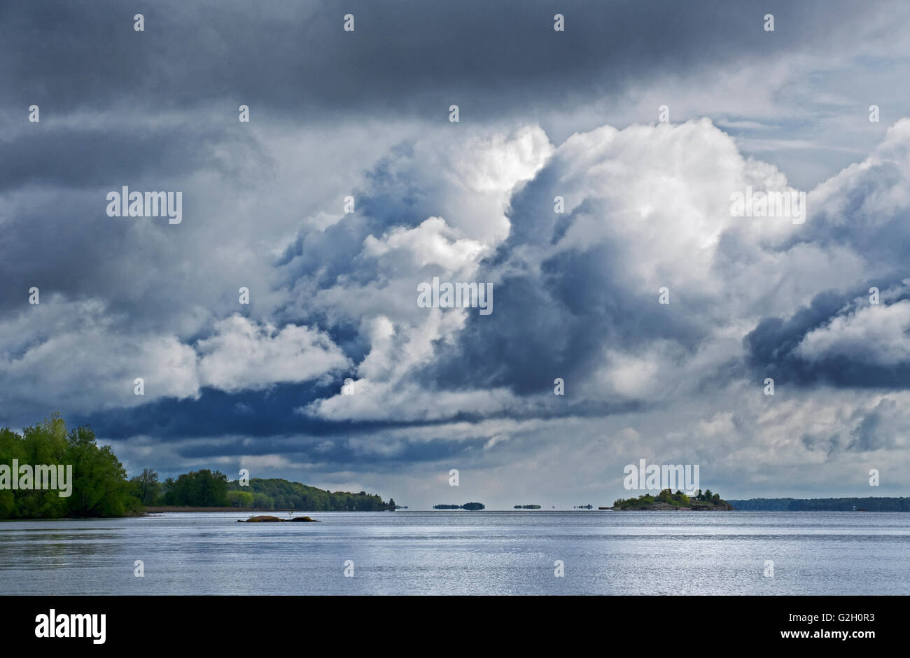 Nuvole temporalesche sul fiume San Lorenzo Mallorytown sbarco Ontario Canada Foto Stock