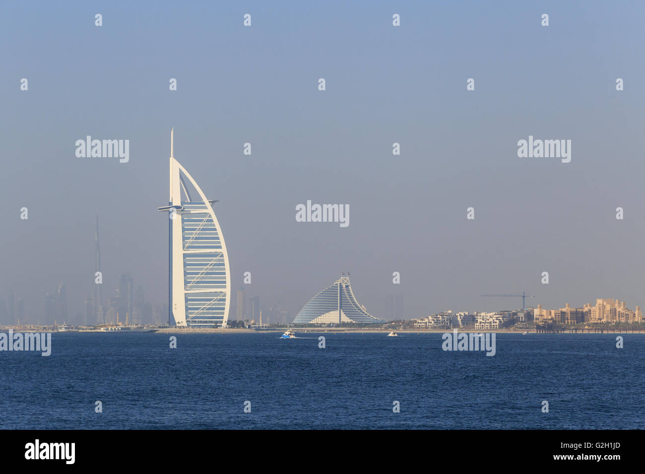 Cityscape di Dubai dal mare Foto Stock