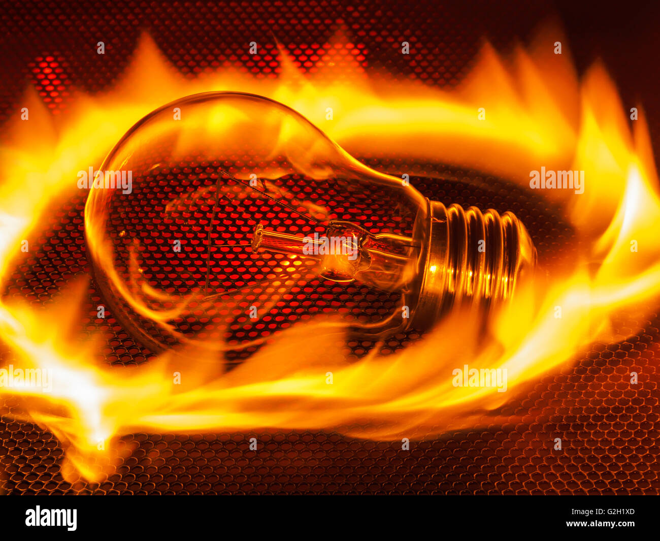 Hot filamento ad incandescenza lampada nel fuoco. Foto Stock