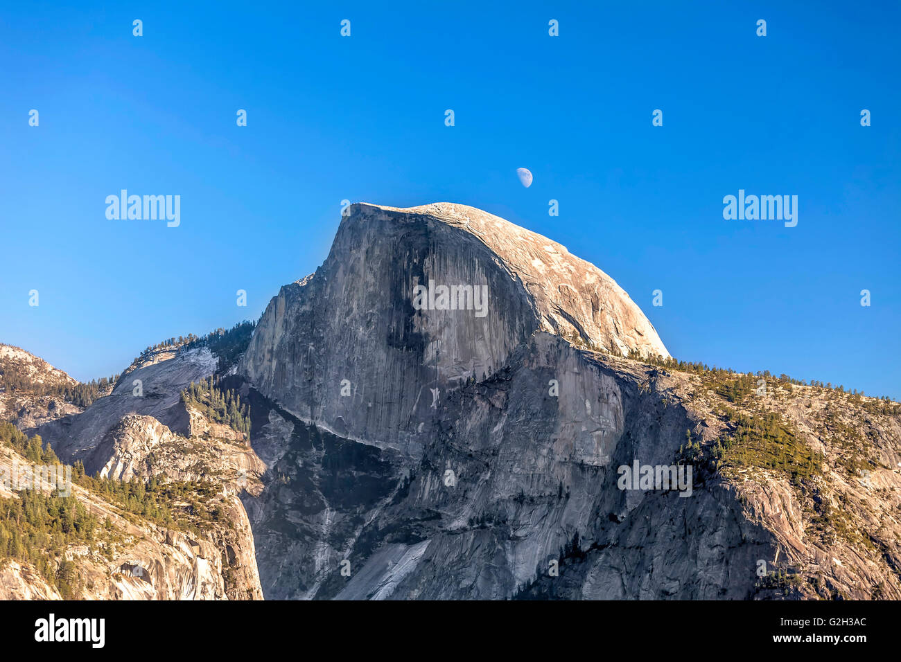 Pomeriggio autunnale al Parco Nazionale di Yosemite. Luna crescente oltre mezza cupola verso la successiva parte del giorno. Foto Stock