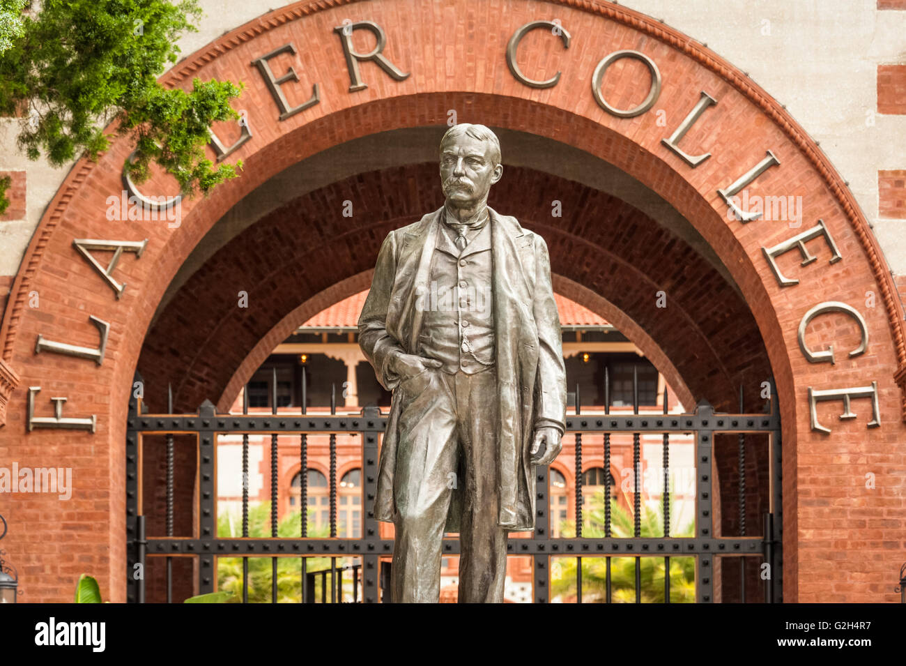 Statua di bronzo di Henry Morrison Flagler all'ingresso Flagler College di St. Augustine, Florida, Stati Uniti d'America. Foto Stock