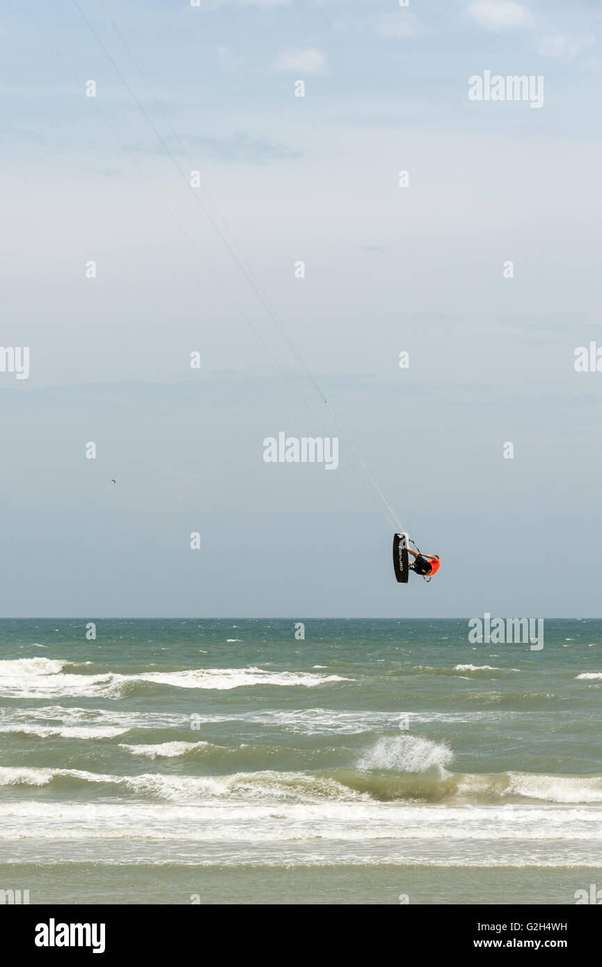 Florida kitesurfer battenti alto sopra le onde di sant'Agostino, Florida, Stati Uniti d'America. Foto Stock