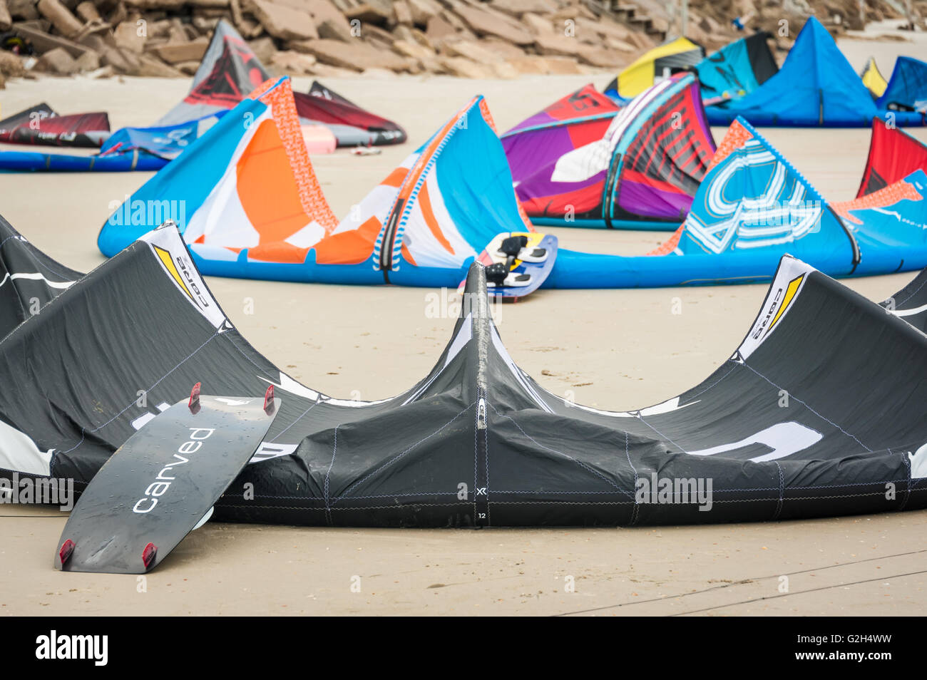 Il kite surf board e aquiloni sulla spiaggia di Sant'Agostino, Florida, Stati Uniti d'America. Foto Stock