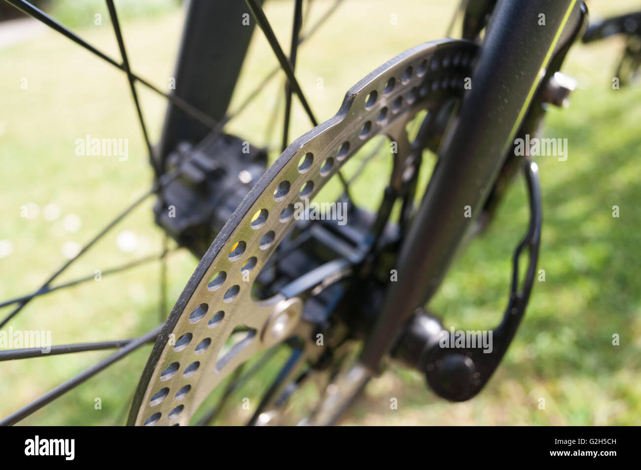 Lamiera di acciaio freno a disco per bicicletta da strada dando grande rottura forte capacità di arresto ma il coltello bordi taglienti rischio di tagli il taglio Foto Stock