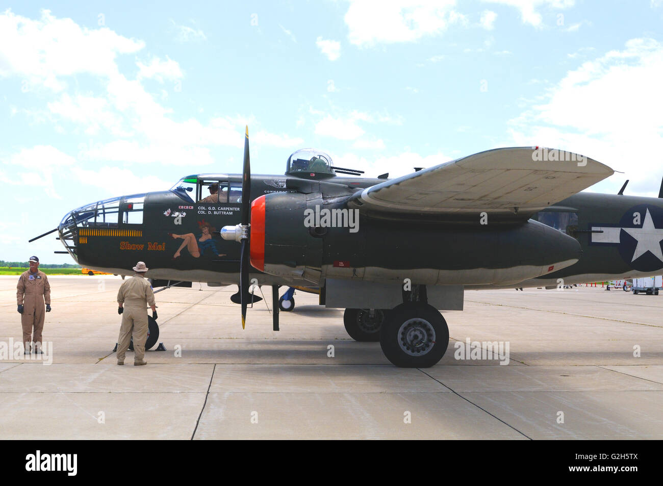 Una guerra mondiale II SER B-25 bombardiere leggero con naso arte visualizzato in un'esibizione aerea Foto Stock