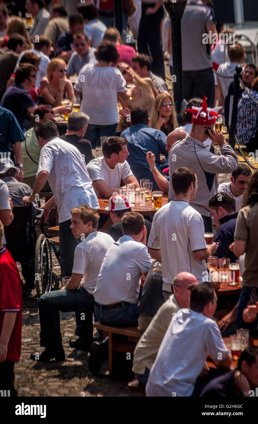 Per gli appassionati di calcio seduto fuori pub su riverside in York bere Foto Stock