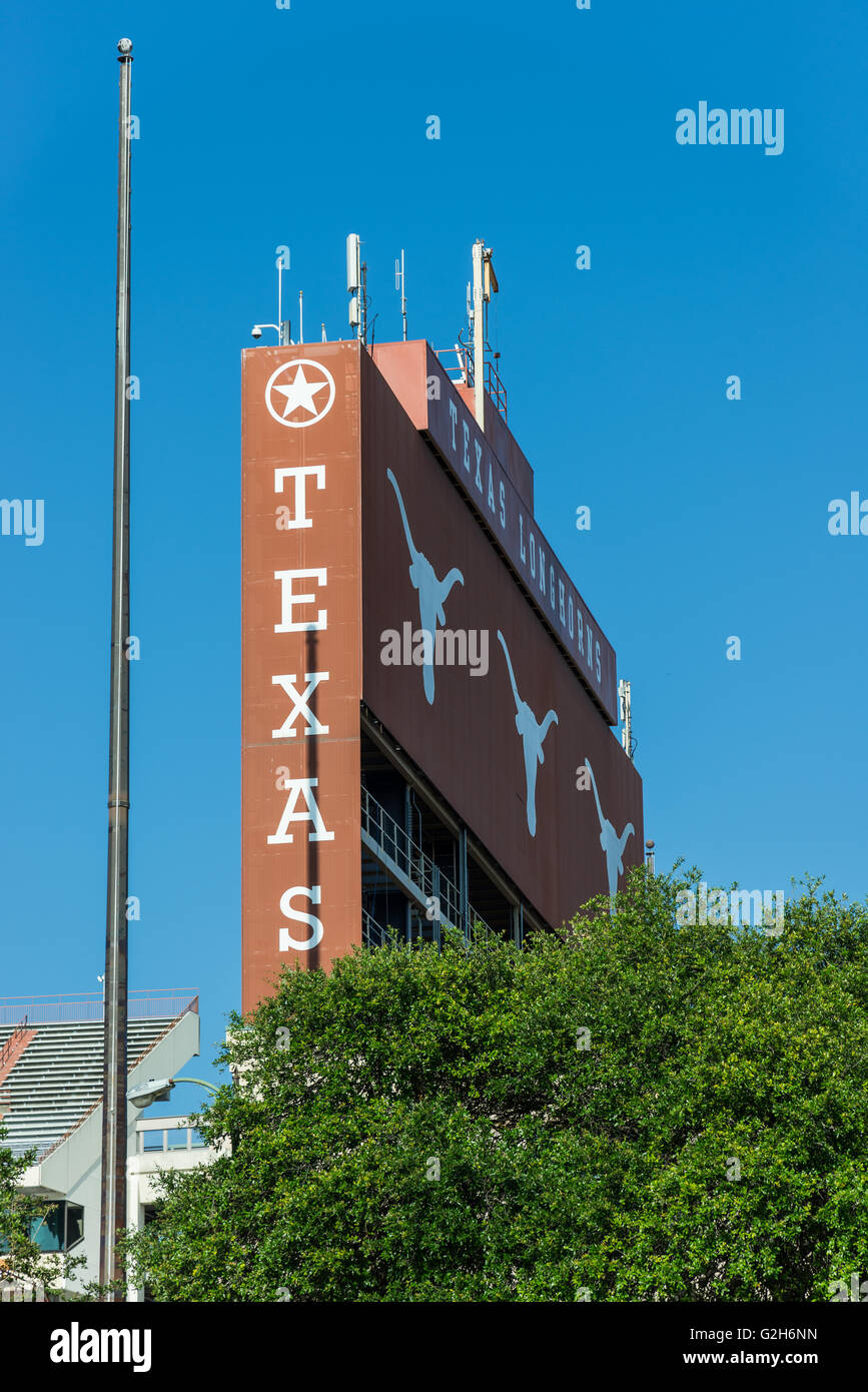 Hugh Longhorn segno davanti di Darrell K. Royal-Texas Memorial Stadium. La University of Texas di Austin, Texas, Stati Uniti d'America. Foto Stock
