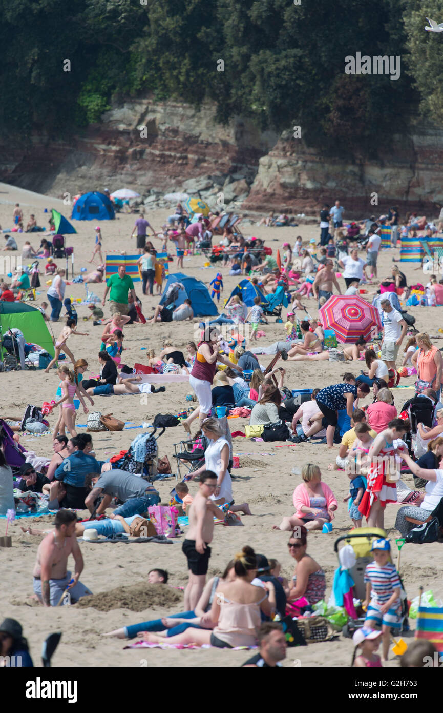 Un pranzo spiaggia affollata a Whitmore Bay, Barry Island, nel Galles del Sud, su un calde estati soleggiate giorno. Foto Stock