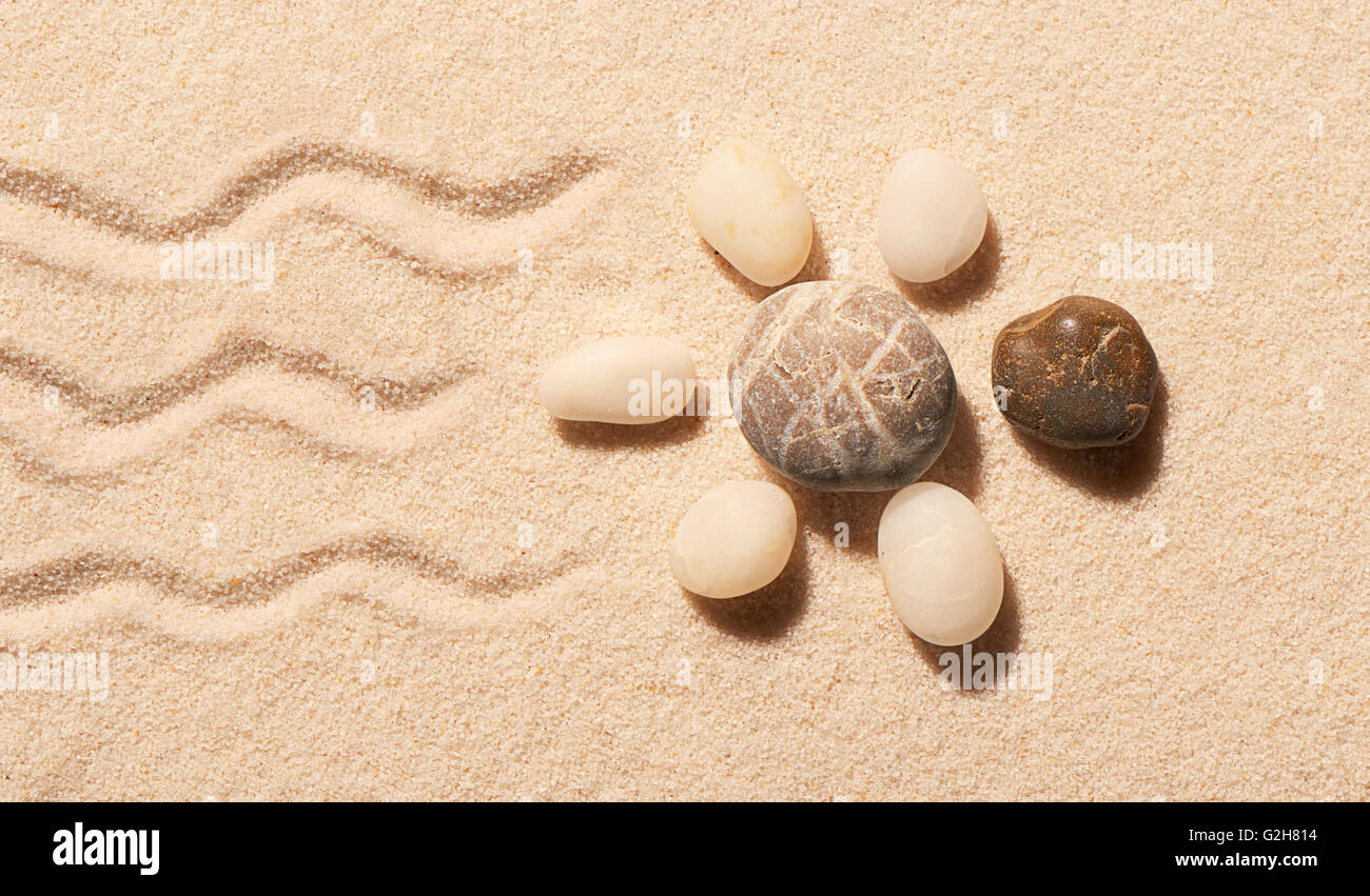 Turtle fatta di pietre di mare con segni di coda e le gambe sulla sabbia. Estate spiaggia sfondo. Vista da sopra Foto Stock