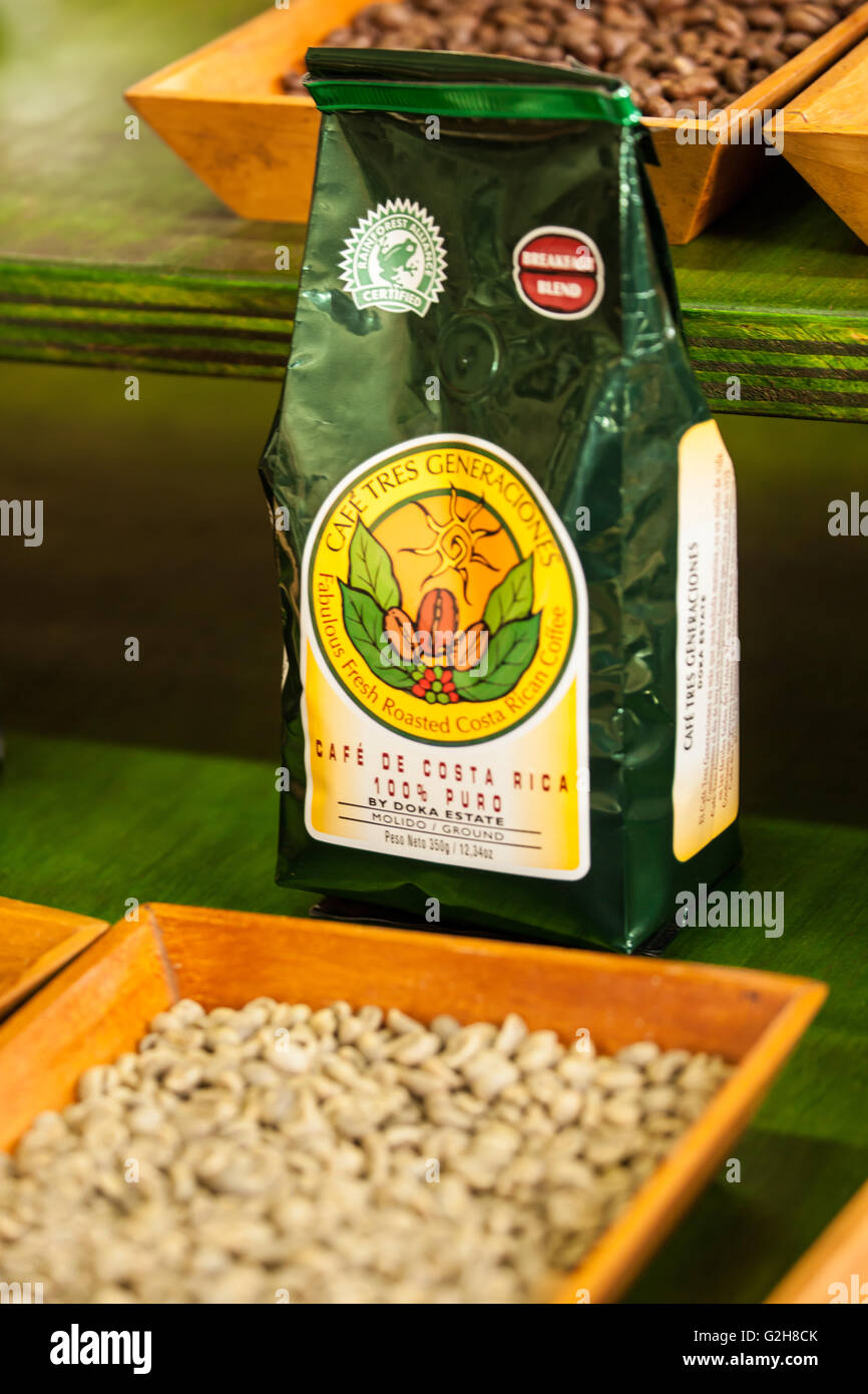 Arrosto fresco Costa Rican i chicchi di caffè sono disponibili per la vendita presso il Doka Coffee Break, Costa Rica Foto Stock