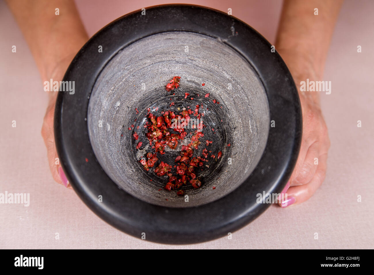 Peperone rosso in un mortaio che è stata la mano, di massa da utilizzare per immergere il pane naan impasto in prima della cottura Foto Stock