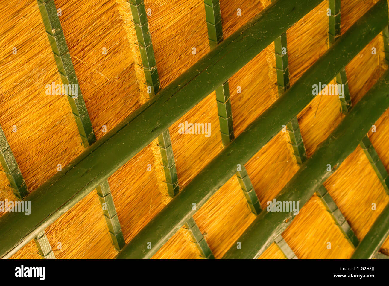 All'interno di una capanna con tetto di paglia di tetto a Stanley e Livingstone Hotel vicino a Victoria Falls, Zimbabwe, Africa. Foto Stock