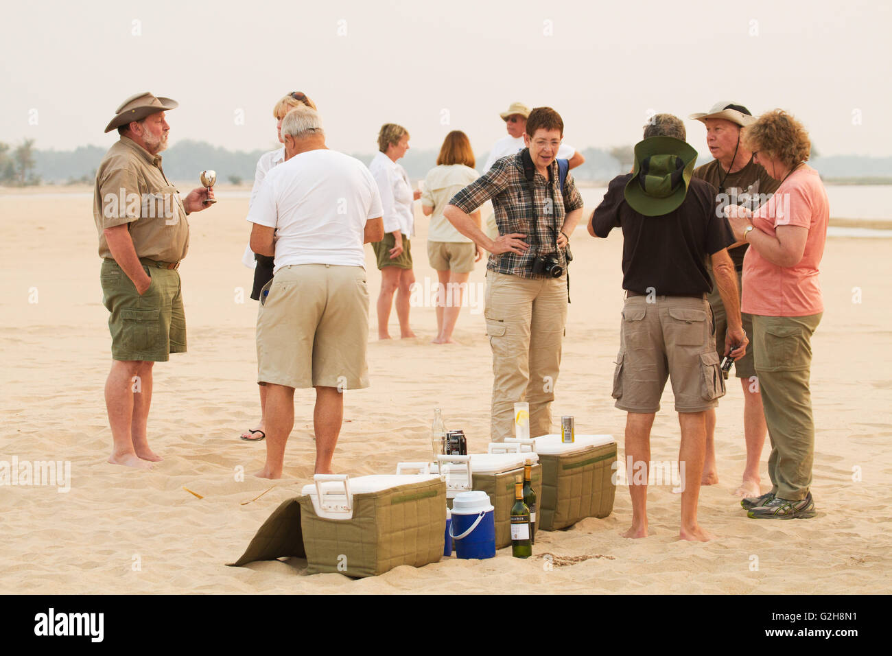 Per coloro che godono di un safari sundowner party sulla spiaggia accanto al fiume Zambezi in Lower Zambezi National Park, Zambia, Africa Foto Stock