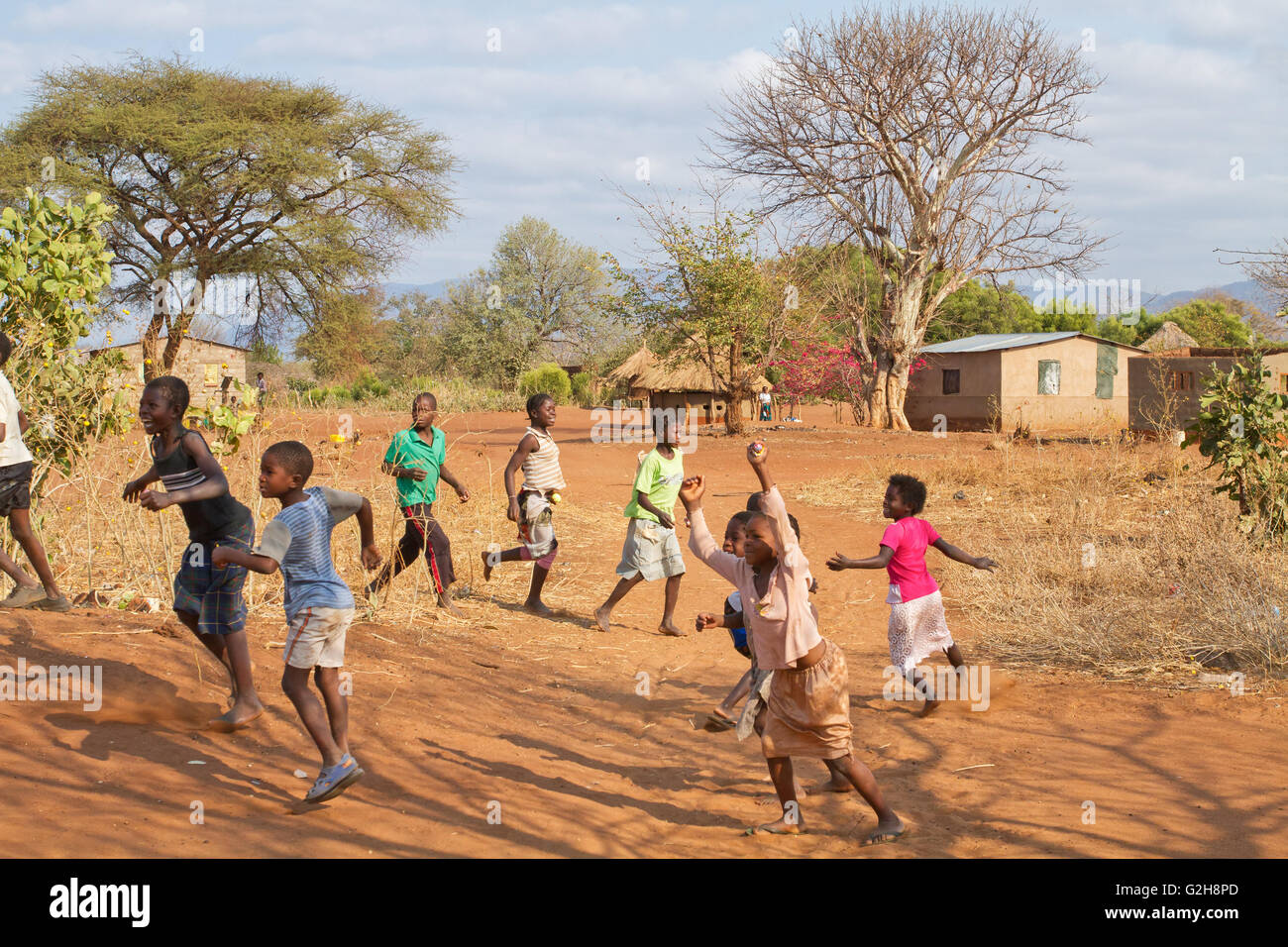 I bambini africani giocando al Chiawa Villaggio Culturale sul fiume Zambesi in Zambia, Africa Foto Stock