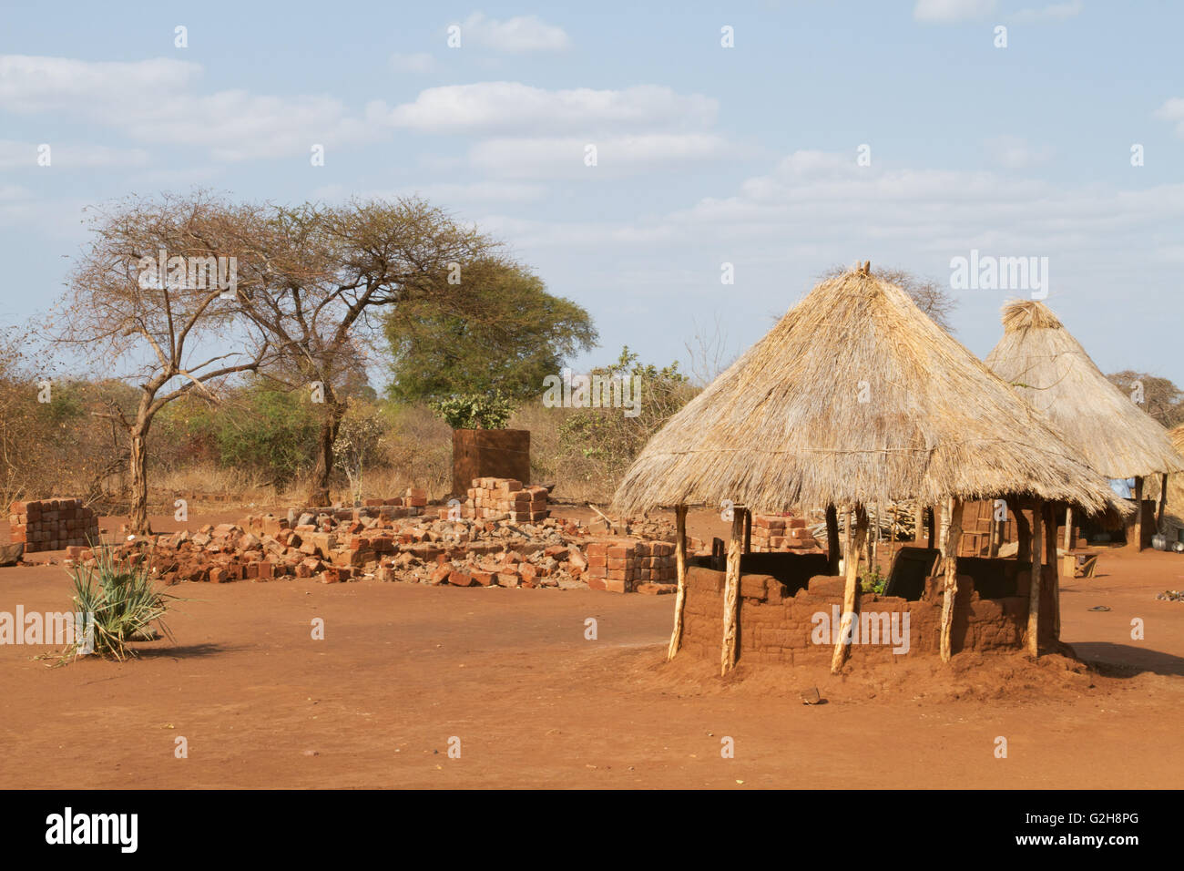 Mattoni fatti a mano e capanna con il tetto di paglia al Chiawa Villaggio Culturale sul fiume Zambesi in Zambia, Africa Foto Stock