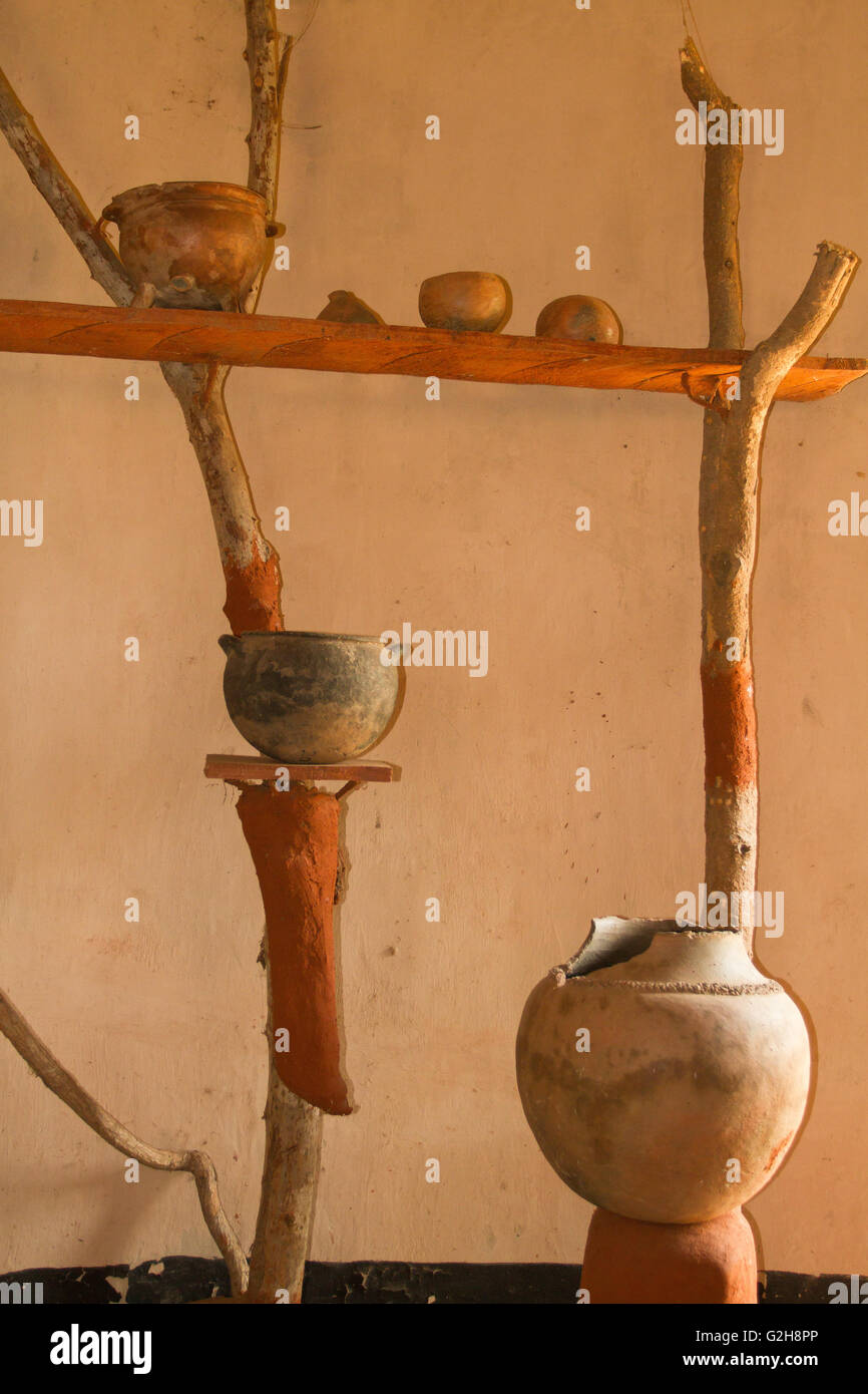 Fatte a mano in ceramica africana sul display al Chiawa Villaggio Culturale sul fiume Zambesi in Zambia, Africa Foto Stock