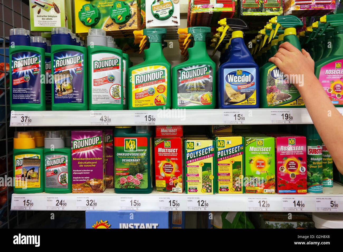 L'applicazione di pesticidi in un supermercato Foto Stock