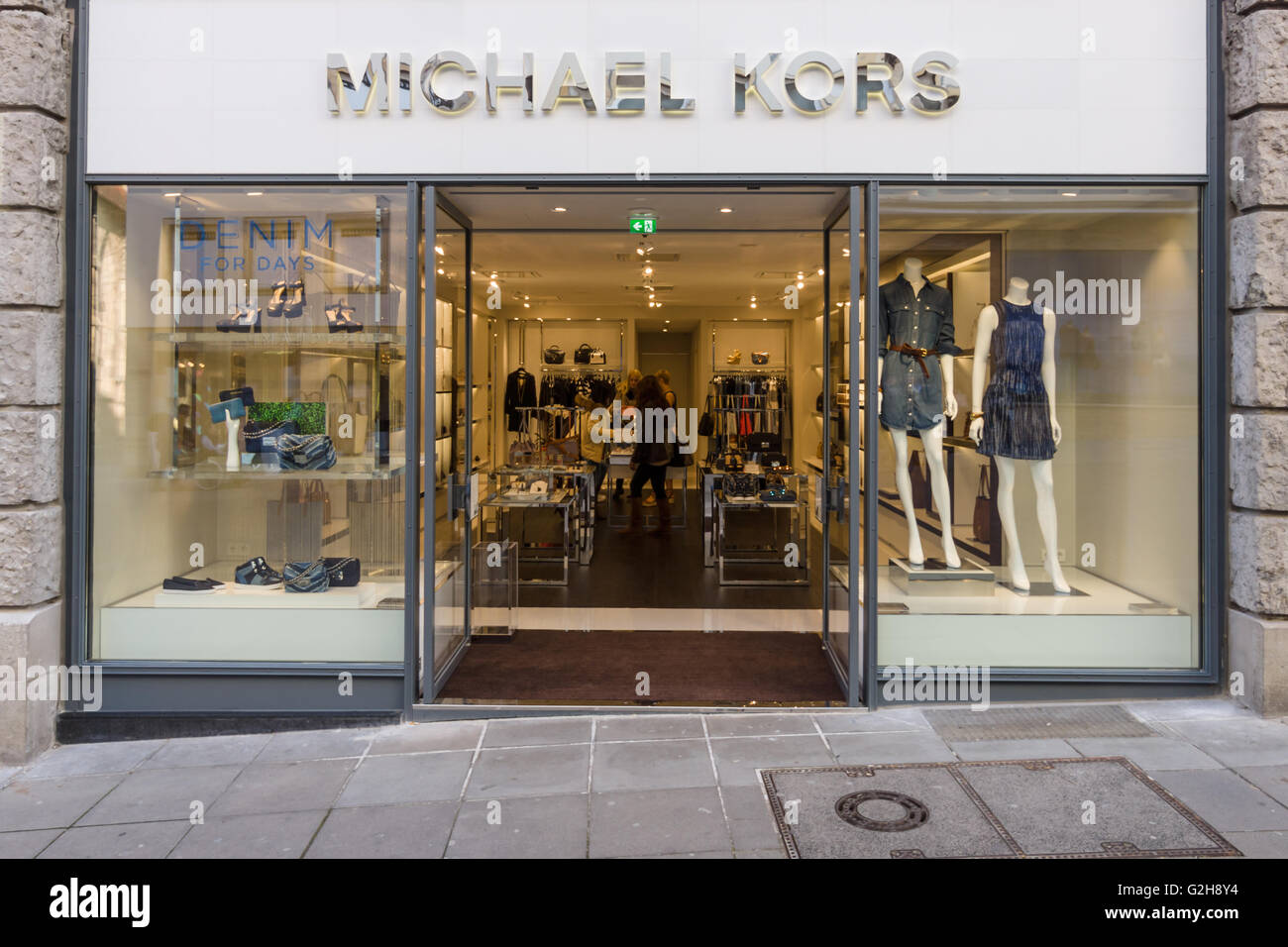 La boutique di Michael Kors. Michael Kors è una città di New York a base di  abbigliamento sportivo americano designer di moda Foto stock - Alamy