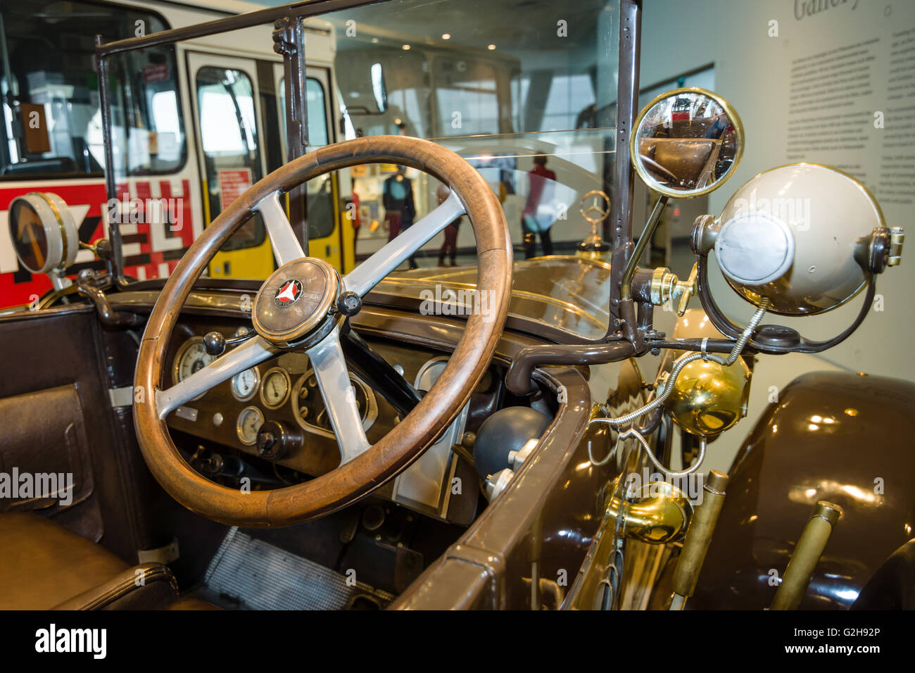 STUTTGART, Germania- 19 marzo 2016: cabina dell'auto d'epoca Mercedes-Knight 16/45 PS Tourer, 1921. Museo della Mercedes-Benz. Foto Stock