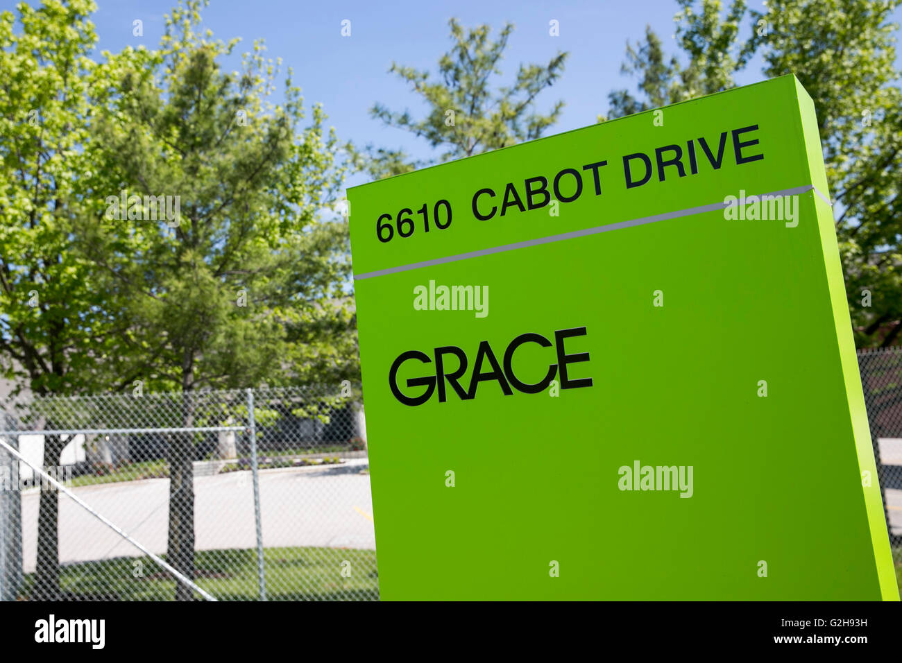 Un segno del logo al di fuori di una struttura occupata da W.R. Grace & Co., in Curtis Bay, Maryland il 8 maggio 2016. Foto Stock