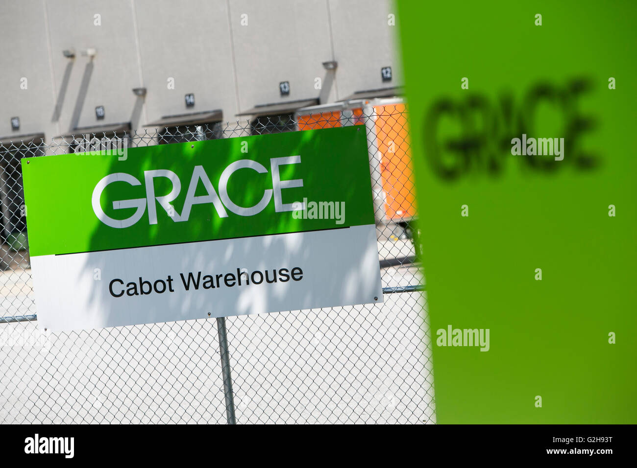 Un segno del logo al di fuori di una struttura occupata da W.R. Grace & Co., in Curtis Bay, Maryland il 8 maggio 2016. Foto Stock