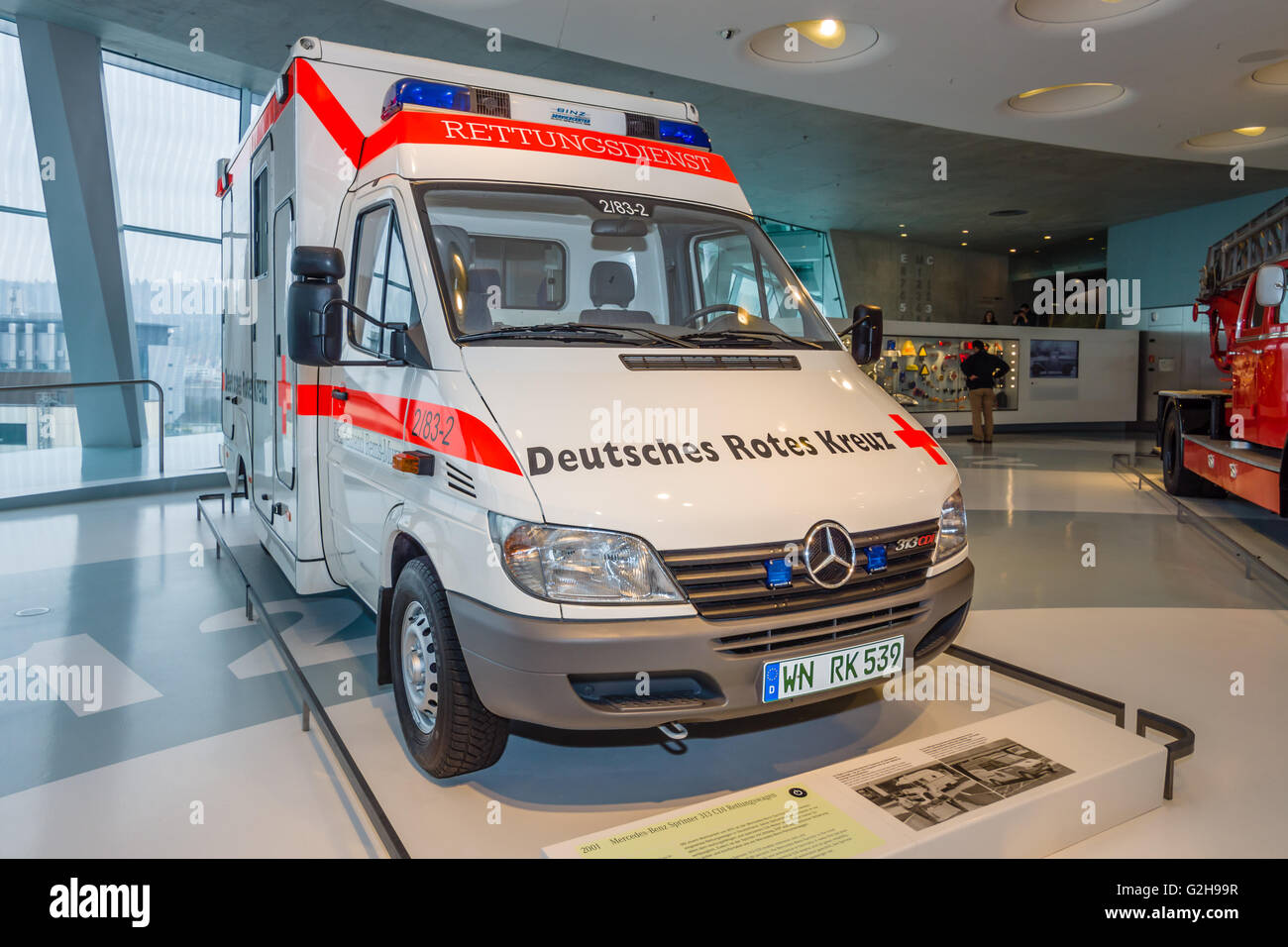 STUTTGART, Germania- 19 marzo 2016: Mobile Intensive Care Unit Mercedes-Benz Sprinter 313 CDI, 2001. Museo della Mercedes-Benz. Foto Stock