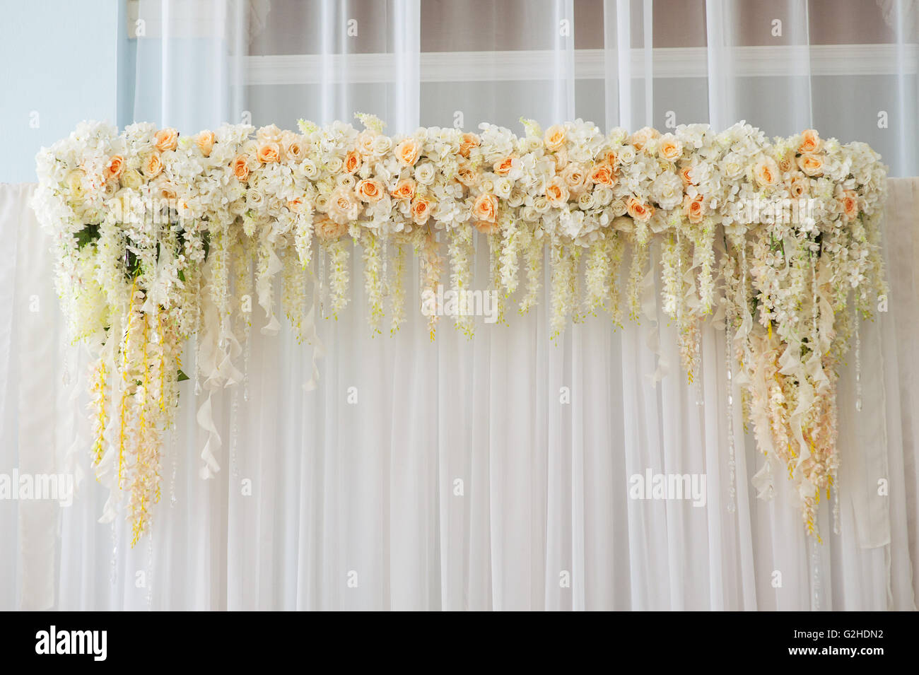 Bellissimo matrimonio arch decorate con fiori rosa e bianchi in ambienti interni Foto Stock
