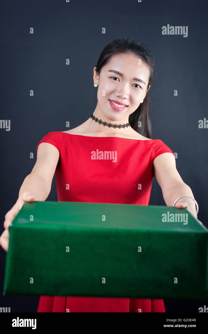 Bella donna asiatica con un grande presente box Foto Stock