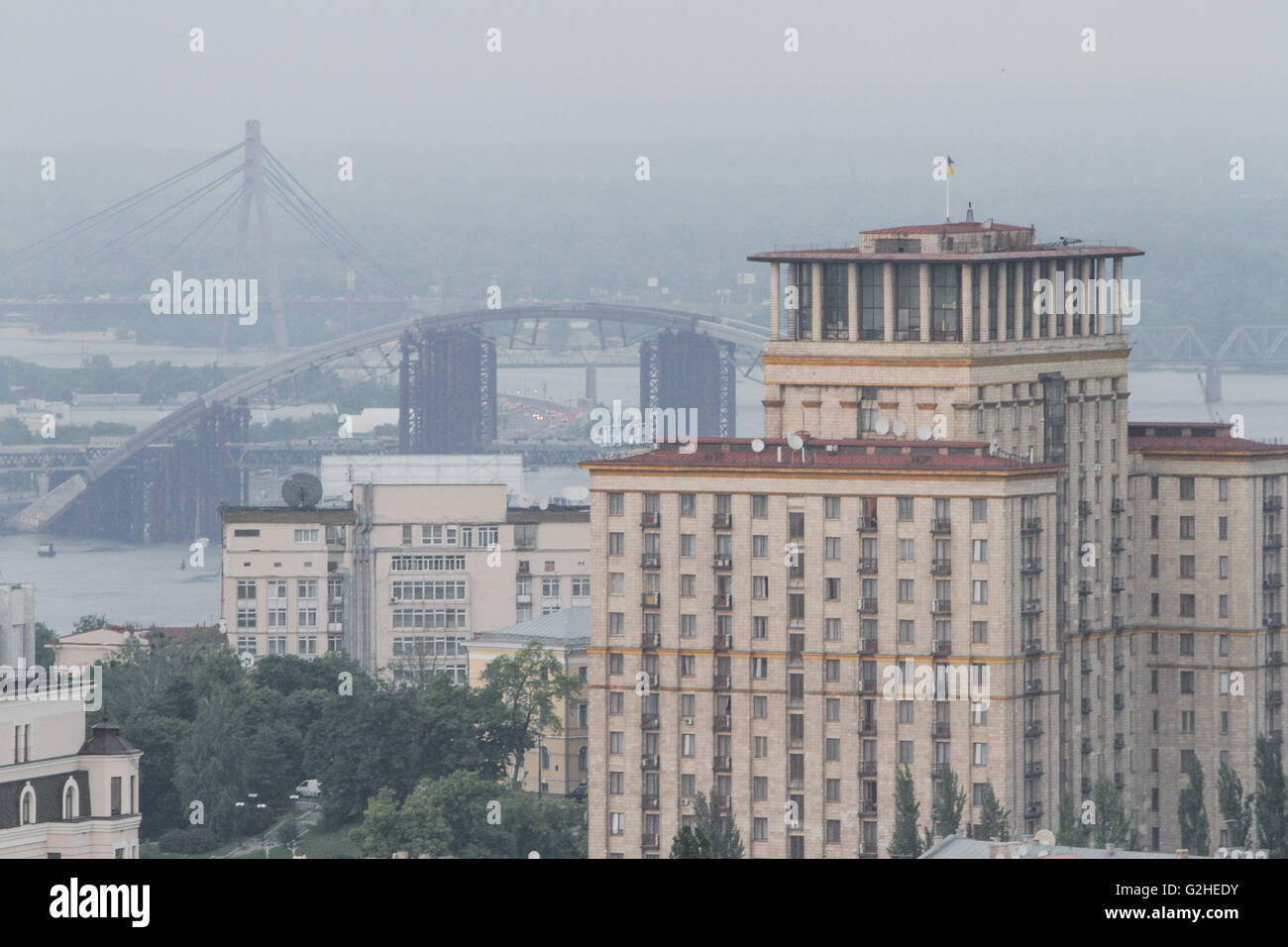 Kiev, Ucraina. Il 30 maggio 2016. Kiev city centre è visto coperto con la pioggia dal Gulliver centro business building. © Sergii Kharchenko/ZUMA filo/Alamy Live News Foto Stock