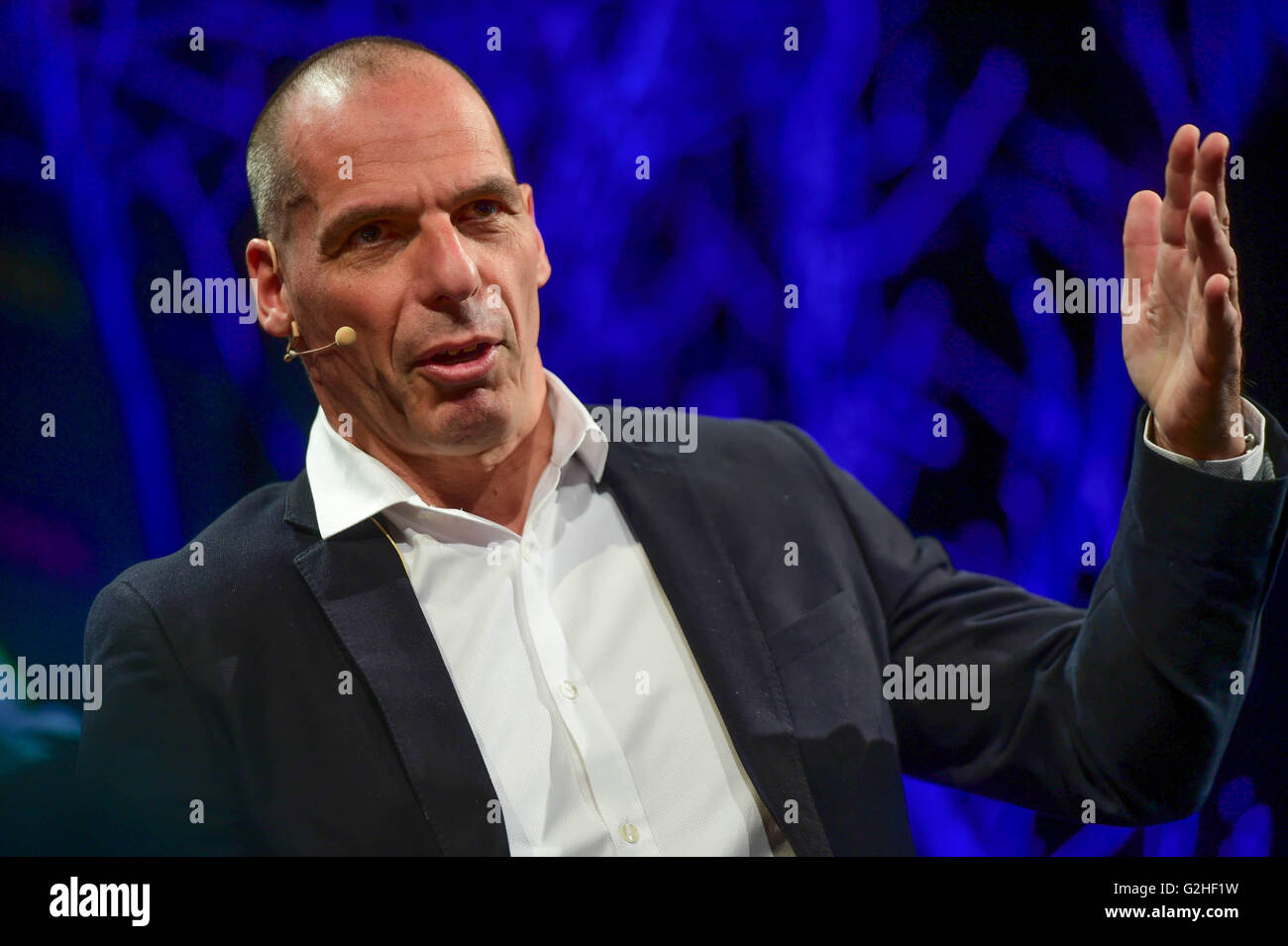 Hay Festival 2016, Hay on Wye, Powys , Wales UK lunedì 30 maggio 2016 YAIS VAROUFAKIS, ex ministro delle Finanze della Grecia a parlare con Martha Kearney il quinto giorno del 2016 Hay Festival per dieci giorni verso la fine di maggio e inizio giugno la piccola città di Hay on Wye sul confine Wales-England diventa il "Woodstock della mente", e attrae alcuni dei migliori scrittori, scrittori e poeti Photo credit: Keith Morris/Alamy Live News Foto Stock