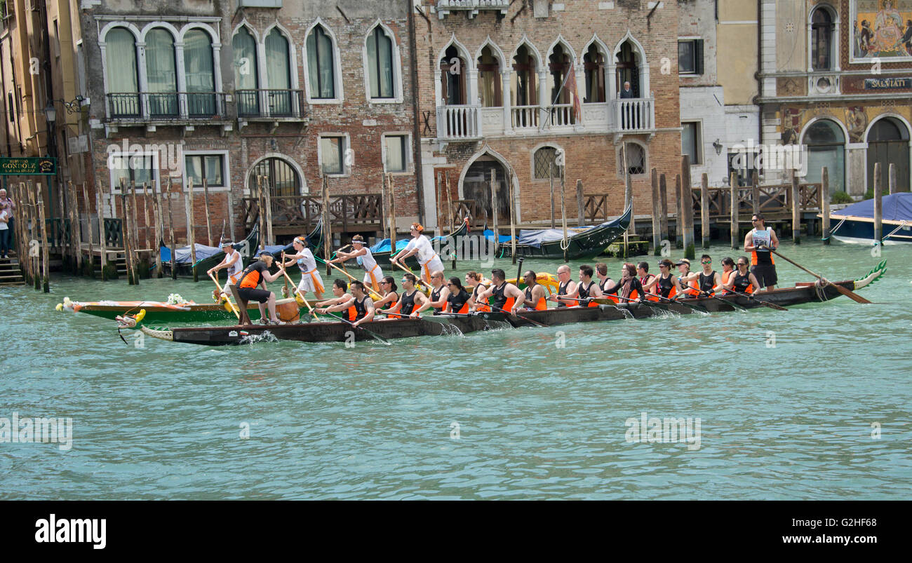 I rematori di molti paesi di partecipare al quarantaduesimo Vogalonga regata sul Canal Grande vicino alla Basilica della Salute a Venezia, Italia domenica 15 maggio, 2016. La Vogalonga, non competitivi ricreative evento sportivo per atleti dilettanti, è parte dell'annuale ·Venice International Dragon Boat Festival". Il Grand Canal è chiusa per motorizzato di barche durante l'evento. Credito: Ron Sachs/CNP - nessun filo SERVICE - Foto Stock