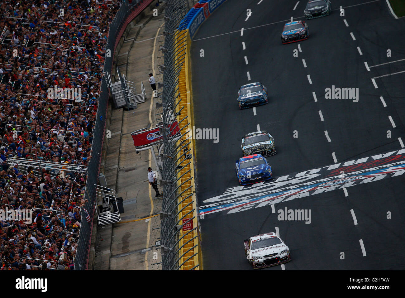 29 maggio 2016 - Concord, NC, Stati Uniti - Concord, NC - 29 Maggio 2016: Aric Almirola (43) battaglie per posizione durante la coca-cola 600 al Charlotte Motor Speedway in concordia, NC. Foto Stock