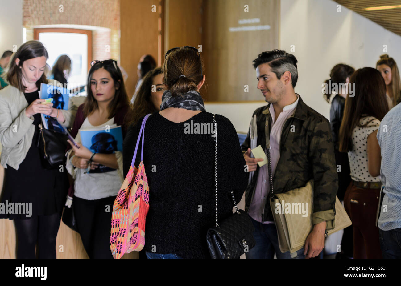 Madrid, Spagna, 30 maggio 2016. Pubblico in l inaugurazione di Madrid Fashion Film Festival in Cuartel Conde Duque, Madrid, Spagna. Credito: Enrique Davó/Alamy Live News Foto Stock