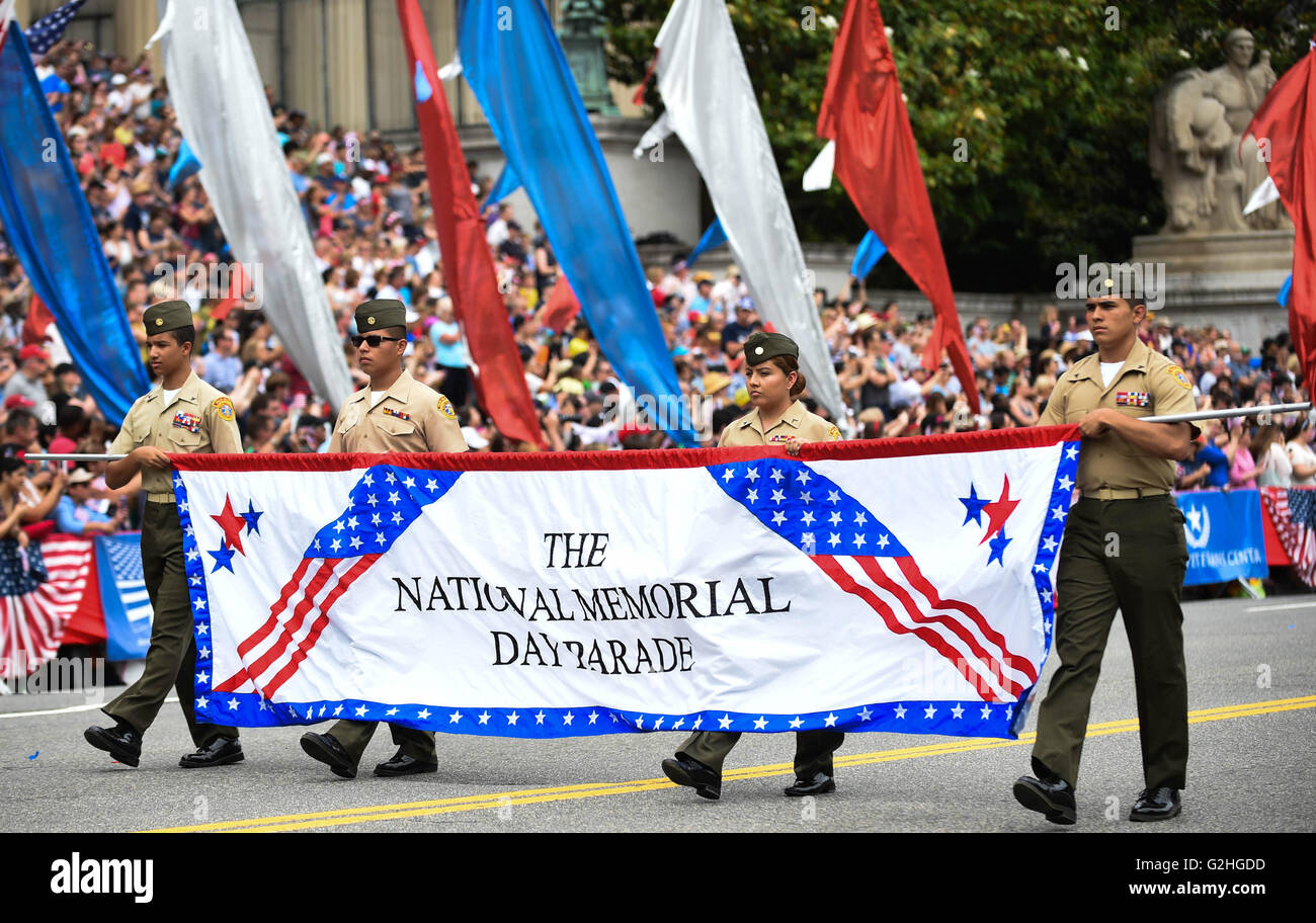 Washington, DC, Stati Uniti d'America. Il 30 maggio 2016. Le persone partecipano in un giorno memoriale della parata del Constitution Avenue a Washington, DC, Stati Uniti, 30 maggio 2016. Il Memorial Day è un Stati Uniti Federal holiday osservata sull'ultimo lunedì di maggio. Credito: Bao Dandan/Xinhua/Alamy Live News Foto Stock