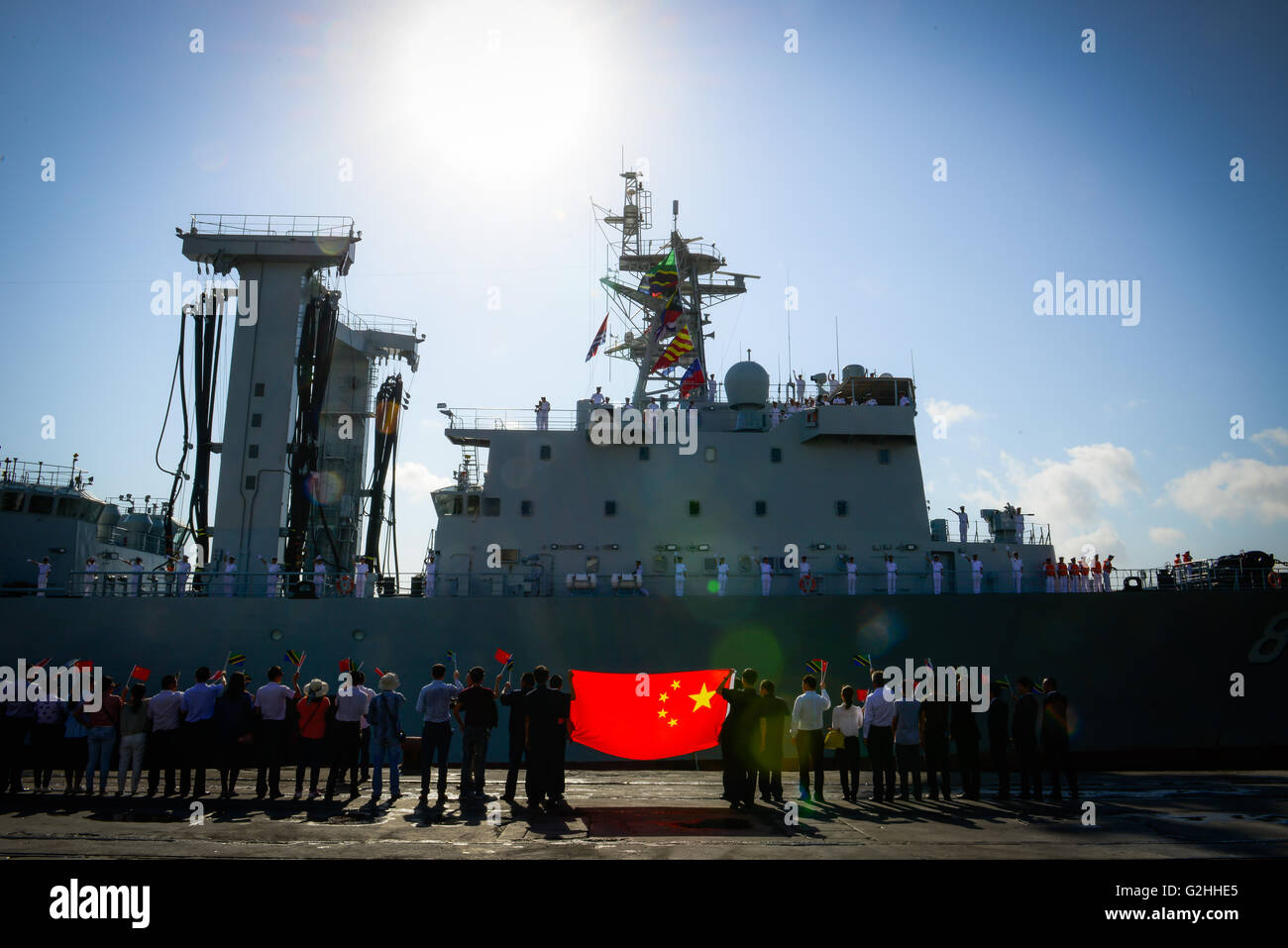 Dar Es Salaam, Tanzania. Il 30 maggio 2016. Cinese locale benvenuti?navale cinese di alimentazione completa nave?Taihu a Dar es Salaam, in Tanzania, il 30 maggio 2016. Cinese di tre navi della marina militare di lunedì ancorato in corrispondenza della Tanzania Dar es Salaam porta per una quattro giorni di visita, finalizzata a condividere le esperienze con i loro omologhi della Tanzania nel modo di combattere la pirateria nell'Oceano Indiano. © Zhai Jianlan/Xinhua/Alamy Live News Foto Stock