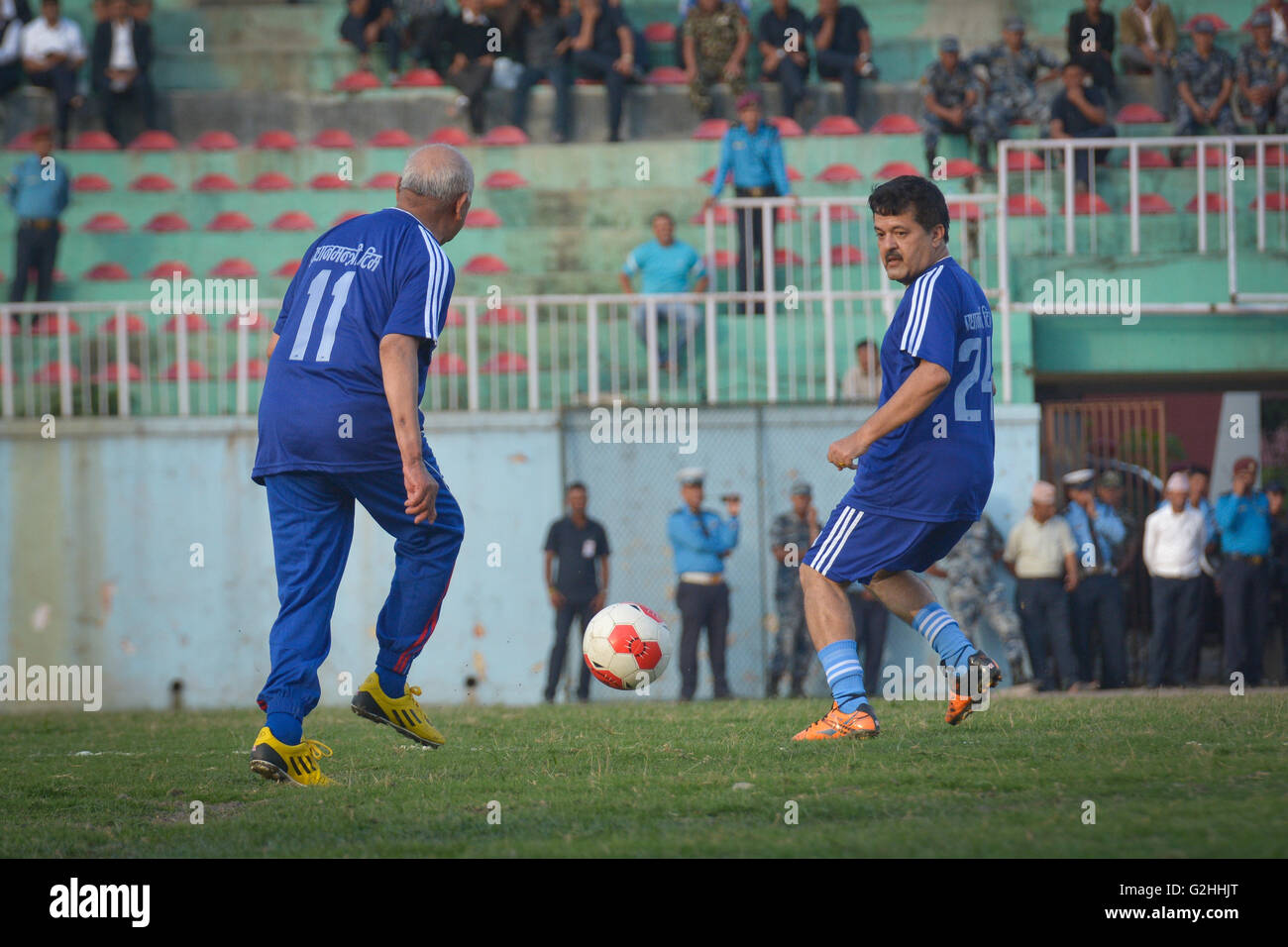 Kathmandu, Nepal. 29 Maggio, 2016. Il primo ministro KP Sharma Oli in un'azione nel corso di un cordiale incontro di calcio tra il primo ministro Team e primo segretario al Team Dasharath Stadium, Kathmandu, Nepal Credito: imagespic/Alamy Live News Foto Stock