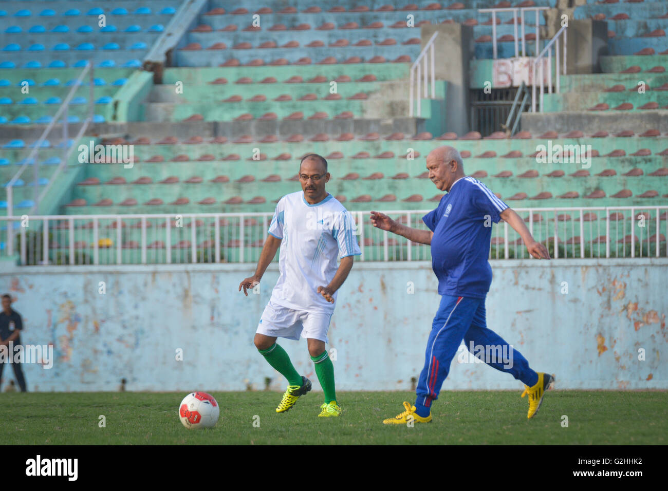 Kathmandu, Nepal. 29 Maggio, 2016. Il primo ministro KP Sharma Oli in un'azione nel corso di un cordiale incontro di calcio tra il primo ministro Team e primo segretario al Team Dasharath Stadium, Kathmandu, Nepal Credito: imagespic/Alamy Live News Foto Stock