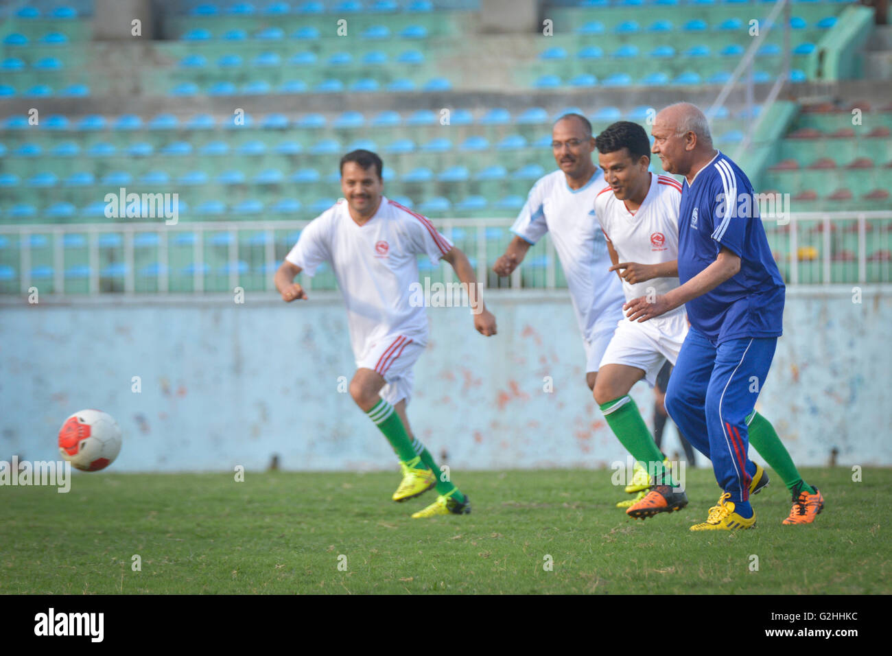 Kathmandu, Nepal. 29 Maggio, 2016. Il primo ministro KP Sharma Oli in un'azione nel corso di un cordiale incontro di calcio tra il primo ministro Team e primo segretario al Team Dasharath Stadium, Kathmandu, Nepal Credito: imagespic/Alamy Live News Foto Stock