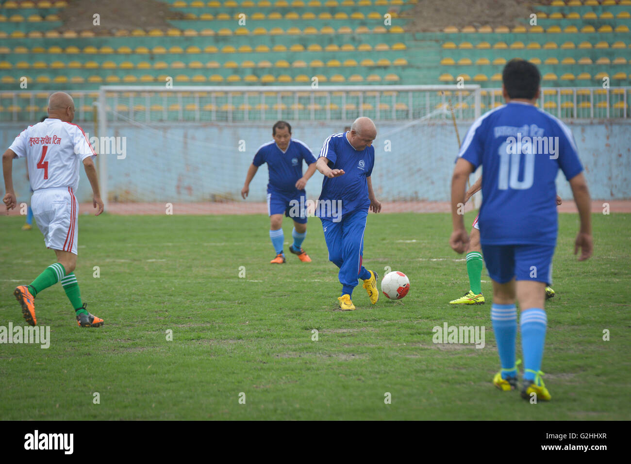 Kathmandu, Nepal. 29 Maggio, 2016. Il primo ministro KP Sharma Oli in un'azione nel corso di un cordiale incontro di calcio tra il primo ministro Team e primo segretario al Team Dasharath Stadium, Kathmandu, Nepal Credito: imagespic/Alamy Live News Foto Stock