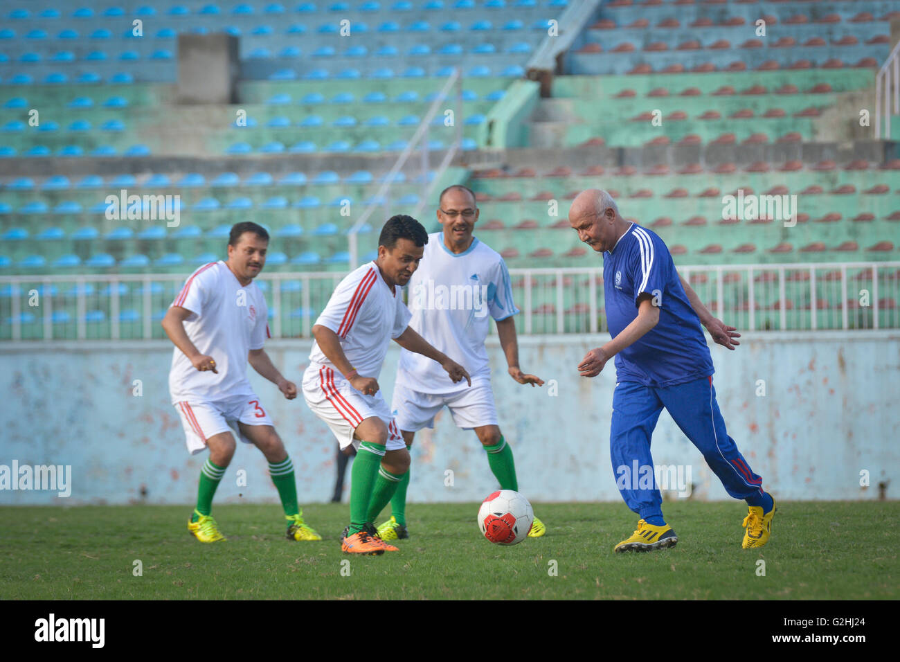 Kathmandu, Nepal. 29 Maggio, 2016. Il primo ministro KP Sharma Oli in un'azione nel corso di un cordiale incontro di calcio tra il primo ministro Team e primo segretario al Team Dasharath Stadium, Kathmandu, Nepal Credito: imagespic/Alamy Live News Foto Stock